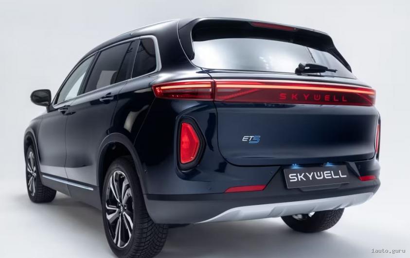 Skywell ET5 з широкою задньою оптикою
