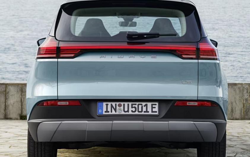 Задня оптика та місткий багажник Aiways U5