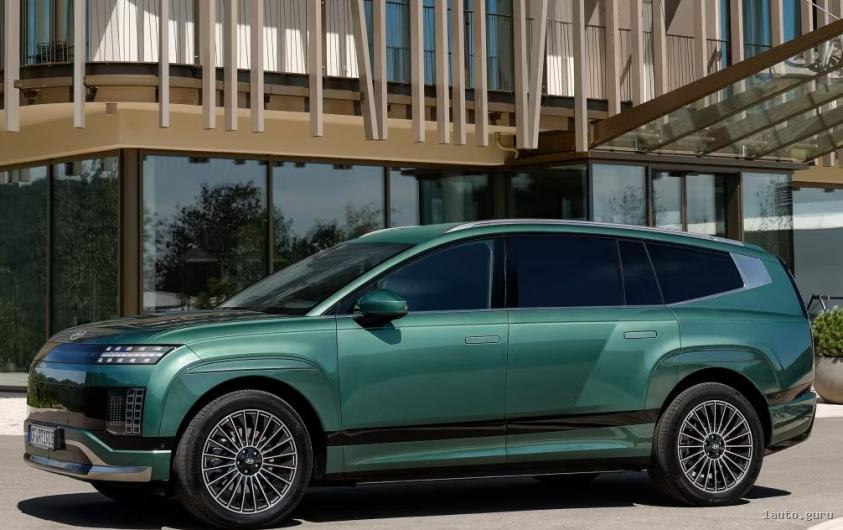 Бічна сторона великого крососвера Hyundai IONIQ 9