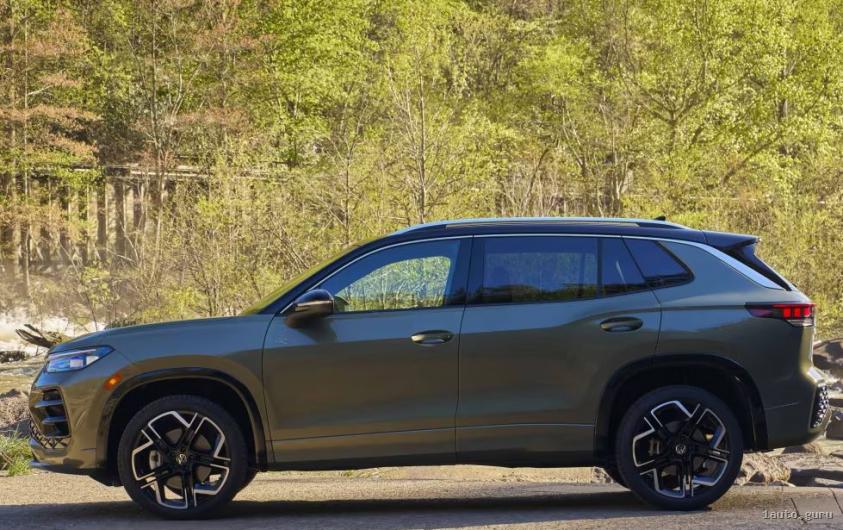 Бічна частина компактного Volkswagen Tiguan 2026