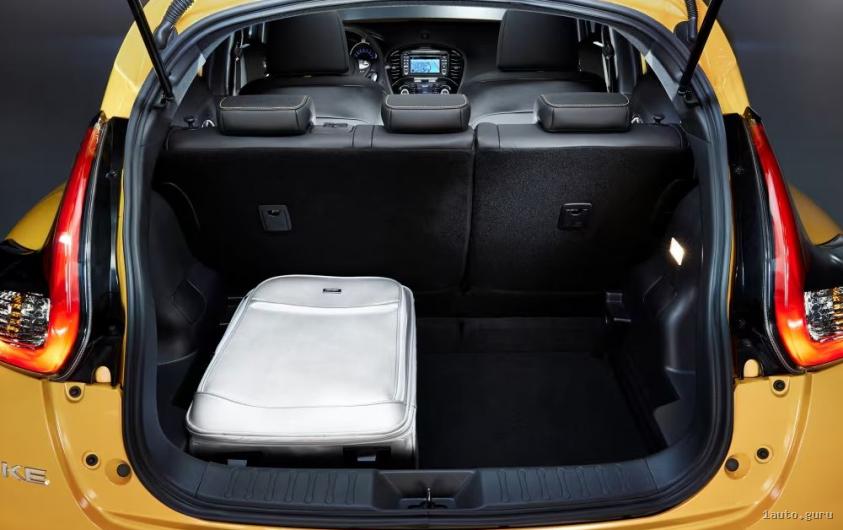 Практичний, але маленький багажник Nissan Juke