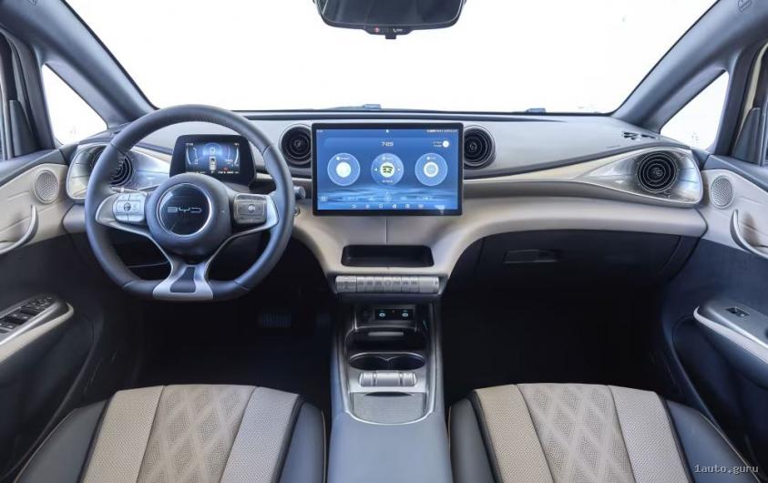 Салон BYD Dolphin мультимедіа та панель приладів